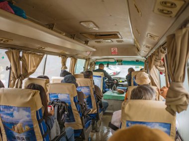 Zhangjiajie / Çin - 14 Ekim 2018: Meçhul insanlar Çin 'den Wulingyuan' a gitmek için otobüse bindiler. Zhangjiajie Huna Çin seyahati