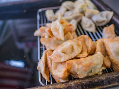 Çin 'in Zhangjiajie şehrindeki Çin kahvaltı restoranında kızarmış hamur köftesi..