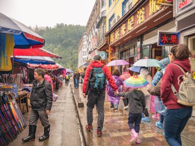 zhangjiajie / Çin - 14 Ekim 2018: Wulingyuan İlçesi Zhangjiajie Şehri Çin Seyahati Yerel Markette Tanışmamış İnsanlar