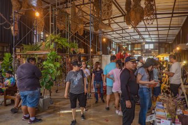 Bangkok / Tayland - 9 Temmuz 2017: Bangkok 'taki Chang Chui Community AVM' de tanımadığımız insanlar. Chang Chui Bangkok 'taki Hipster Stili Toplum Alışveriş Merkezi