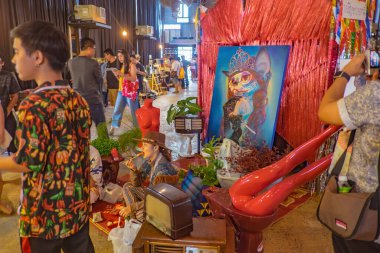 Bangkok / Tayland - 9 Temmuz 2017: Bangkok 'taki Chang Chui Community AVM' de tanımadığımız insanlar. Chang Chui Bangkok 'taki Hipster Stili Toplum Alışveriş Merkezi