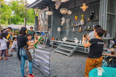 Bangkok / Tayland - 9 Temmuz 2017: Bangkok 'taki Chang Chui Community AVM' de tanımadığımız insanlar. Chang Chui Bangkok 'taki Hipster Stili Toplum Alışveriş Merkezi