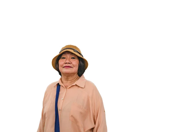 上級アジアの女性旅行者は隔離された背景に帽子をかぶる — ストック写真