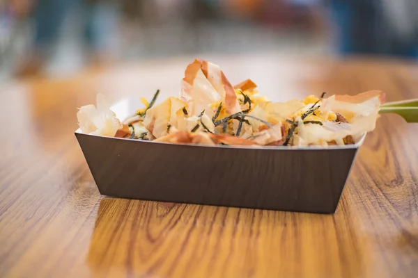 Gurita Raksasa Takoyaki Top Dengan Cuttlefish Dan Rumput Laut Dalam — Stok Foto