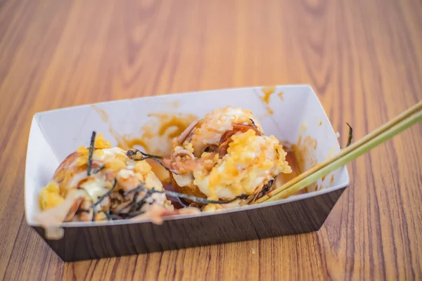 Gurita Raksasa Takoyaki Top Dengan Cuttlefish Dan Rumput Laut Dalam — Stok Foto