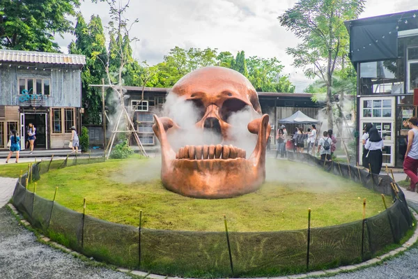 Bangkok / Tayland - 16 Temmuz 2017: Bangkok 'taki Chang Chui Community AVM' de sanat heykelleri. Chang Chui Bangkok 'taki Hipster Stili Toplum Merkezi