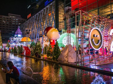 Bangkok / Tayland - 13 Aralık 2018: Bangkok 'taki Merkez Dünya Mağazası önünde Noel Festivali