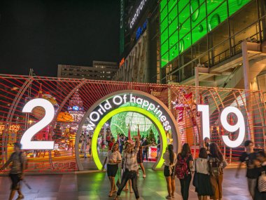 Bangkok / Tayland - 13 Aralık 2018: Bangkok kenti Tayland 'daki Merkez Dünya Mağazası önünde 2019 yıllık Dünya Mutluluk Festivali kavramını tanımayan kişiler ziyaret etti