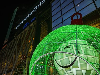 Bangkok / Tayland - 13 Aralık 2018: Bangkok Tayland 'daki Merkez Dünya Mağazası önünde 2019 yıllık Dünya Mutluluk Festivali kavramını tanımayan kişiler ziyaret etti