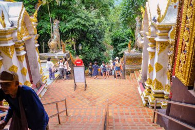 Chiang Mai / Tayland - 16 Temmuz 2016: Doi Suthep 'in Tayland' daki Meçhul Turist ile merdivenleri. Wat Phra Doi Suthep, Chiang Mai halkının en önemli tapınağıdır.