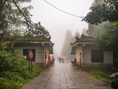 zhangjiajie / Çin - 14 Ekim 2018: Wulingyuan İlçesi Zhangjiajie Şehri Çin 'deki Zhangjiajie Ulusal Orman Parkı' nda Tianzi Dağı 'nda Tanışmamış Turistler Yürüyüş.