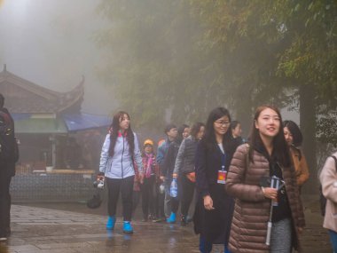 zhangjiajie / Çin - 14 Ekim 2018: Wulingyuan İlçesi Zhangjiajie Şehri Çin 'deki Zhangjiajie Ulusal Orman Parkı' nda Tianzi Dağı 'nda Tanışmamış Turistler Yürüyüş.