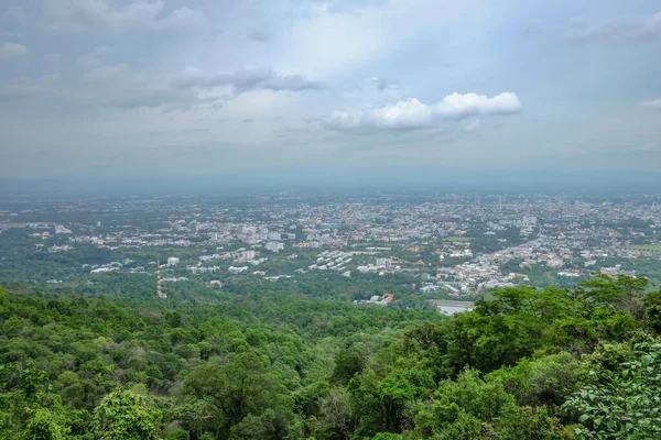 Chiang Mai 'nin güzel şehir manzarası Doi Suthep Dağı' ndaki Chiang Mai şehri gündüz vakti Tayland 'da.