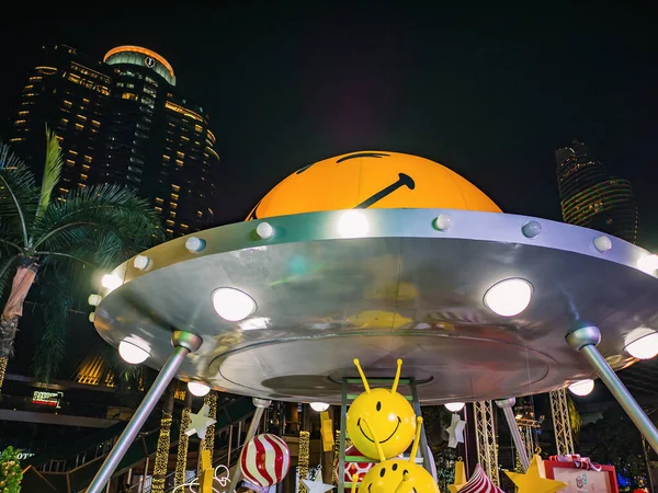 Bangkok / Tayland - 13 Aralık 2018: Bangkok Tayland 'daki Merkez Dünya Mağazası önünde 2019 yıllık Dünya Mutluluk Festivali kavramını tanımayan kişiler ziyaret etti