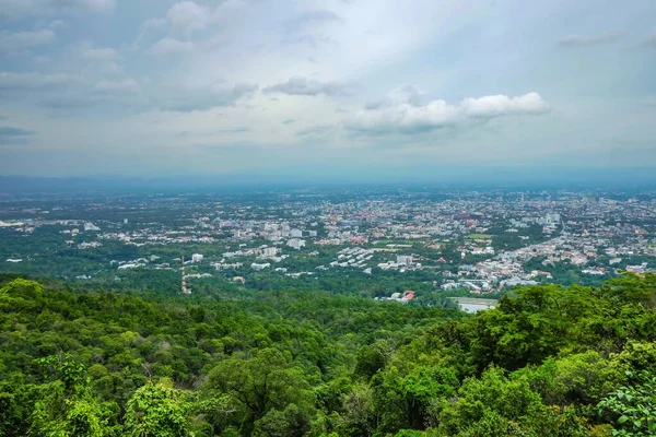 Chiang Mai 'nin güzel şehir manzarası Doi Suthep Dağı' ndaki Chiang Mai şehri gündüz vakti Tayland 'da.