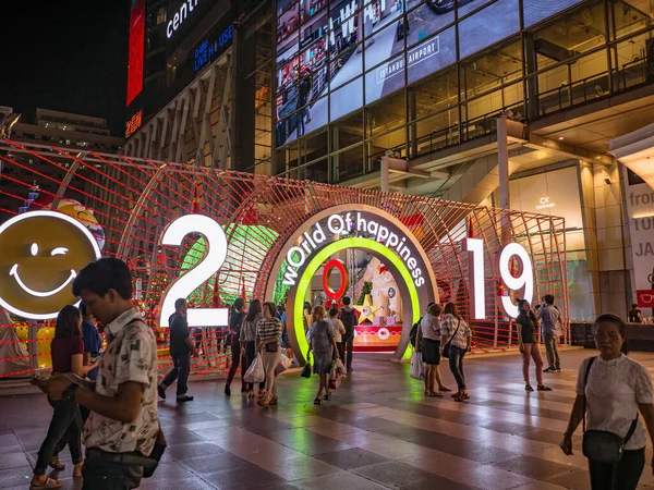 Bangkok / Tayland - 13 Aralık 2018: Bangkok Tayland 'daki Merkez Dünya Mağazası önünde 2019 yıllık Dünya Mutluluk Festivali kavramını tanımayan kişiler ziyaret etti