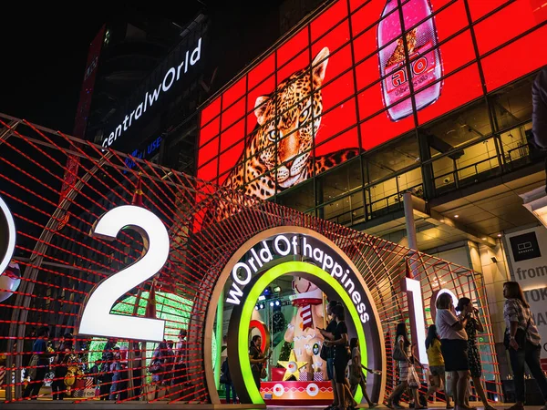 Bangkok / Tayland - 13 Aralık 2018: Bangkok Tayland 'daki Merkez Dünya Mağazası önünde 2019 yıllık Dünya Mutluluk Festivali kavramını tanımayan kişiler ziyaret etti