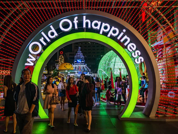 Bangkok / Tayland - 13 Aralık 2018: Bangkok Tayland 'daki Merkez Dünya Mağazası önünde 2019 yıllık Dünya Mutluluk Festivali kavramını tanımayan kişiler ziyaret etti