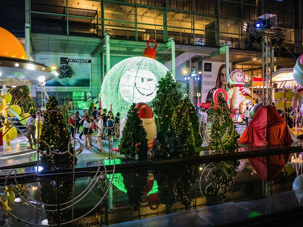 Bangkok / Tayland - 13 Aralık 2018: Bangkok 'taki Merkez Dünya Mağazası önünde Noel Festivali