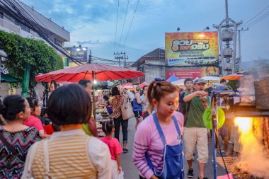 Chiang Mai / Tayland - 16 Temmuz 2016: Chiang Mai gece pazarında yürüyen yabancı turistler. Chiang Mai şehri Tayland.