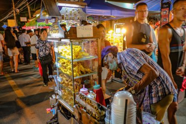 Chiang Mai / Tayland - 16 Temmuz 2016: Chiang Mai gece pazarında yürüyen yabancı turistler. Chiang Mai şehri Tayland.