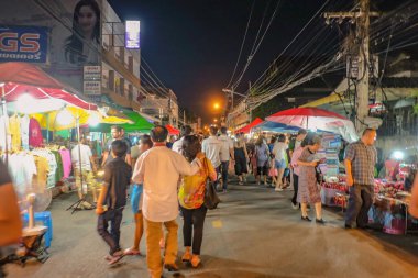 Chiang Mai / Tayland - 16 Temmuz 2016: Chiang Mai gece pazarında yürüyen yabancı turistler. Chiang Mai şehri Tayland.