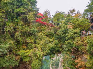 zhangjiajie / Çin - 14 Ekim 2018: Wulingyuan İlçesi Zhangjiajie Şehri 'ndeki Zhangjiajie Ulusal Orman Parkı' ndaki Tianzi doğa köprüsü üzerindeki Meçhul Turistler.