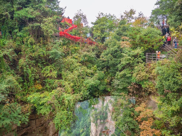 Zhangjiajie Čína Října 2018 Neznámí Turisté Tianxiadiyiqiao Příroda Most Tianzi — Stock fotografie