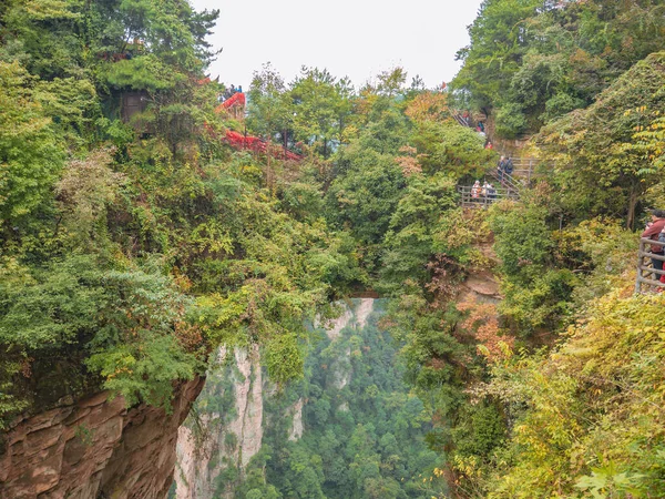 Zhangjiajie Chiny Października 2018 Nieznajomi Turyści Tianxiadiyiqiao Natura Most Tianzi — Zdjęcie stockowe