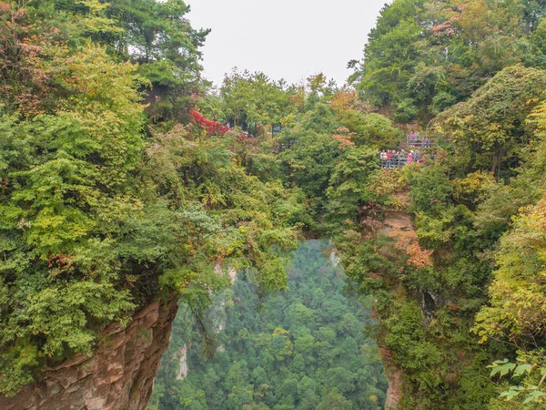 張家界市 10月2018 武陵源区張家界国立森林公園のTianxiadiyiqiao自然橋Tianzi山の未知の観光客張家界市中国 — ストック写真