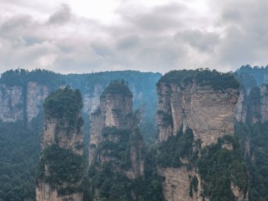 Wulingyuan İlçesi Zhangjiajie Şehri 'ndeki Zhangjiajie Ulusal Orman Parkı' ndaki güzel Yuanjiajie Dağı veya Avartar Dağı.