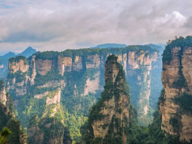 Wulingyuan İlçesi Zhangjiajie Şehri 'ndeki Zhangjiajie Ulusal Orman Parkı' ndaki güzel Yuanjiajie Dağı veya Avartar Dağı.