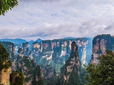 Wulingyuan İlçesi Zhangjiajie Şehri 'ndeki Zhangjiajie Ulusal Orman Parkı' ndaki güzel Yuanjiajie Dağı veya Avartar Dağı.