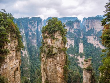 Wulingyuan İlçesi Zhangjiajie Şehri 'ndeki Zhangjiajie Ulusal Orman Parkı' ndaki Yuanjiajie Dağı veya Avartar Dağı 'nın güzel yalley Dağı.