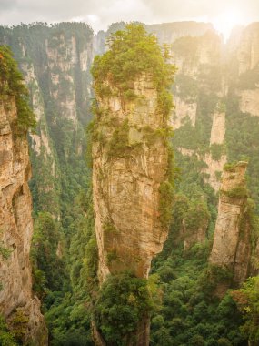 Wulingyuan İlçesi Zhangjiajie Şehri 'ndeki Zhangjiajie Ulusal Orman Parkı' ndaki Yuanjiajie Dağı veya Avartar Dağı 'nın güzel yalley Dağı.