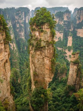 Wulingyuan İlçesi Zhangjiajie Şehri 'ndeki Zhangjiajie Ulusal Orman Parkı' ndaki Yuanjiajie Dağı veya Avartar Dağı 'nın güzel yalley Dağı.