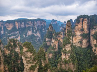 Wulingyuan İlçesi Zhangjiajie Şehri 'ndeki Zhangjiajie Ulusal Orman Parkı' ndaki Yuanjiajie Dağı veya Avartar Dağı 'nın güzel yalley Dağı.