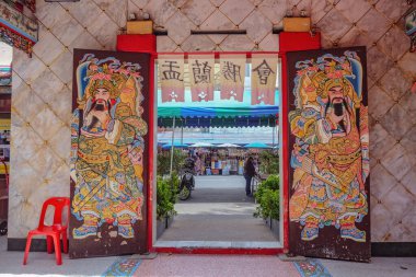 Bangkok / Tayland - 27 Ağustos 2016: Tayland 'ın Bangkok şehrindeki güzel Tai Hong Kong Tapınağı Giriş Kapısı