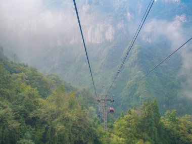Teleferikten Tianmen dağına güzel bir manzara. Tianmen dağ teleferiği dünyanın en uzun kablo hattı. Zhangjiajie şehir porseleni.