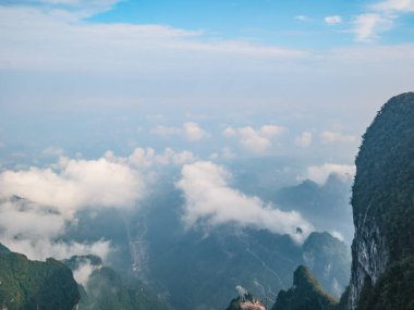 Tianmen Dağı 'ndan Çin' in Zhangjiajie şehrindeki berrak gökyüzü ile güzel bir manzara. Tianmen dağı Hunan zhangjiajie şehrinin varış noktası Çin.