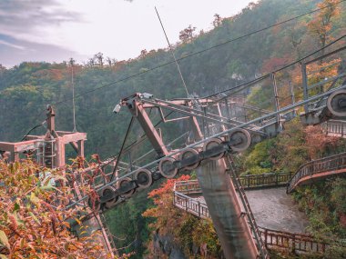 Zhangjiajie şehrinin en güzel gökyüzüne sahip Tianmen dağ teleferiği. Tianmen dağ teleferiği dünyanın en uzun kablo hattı.