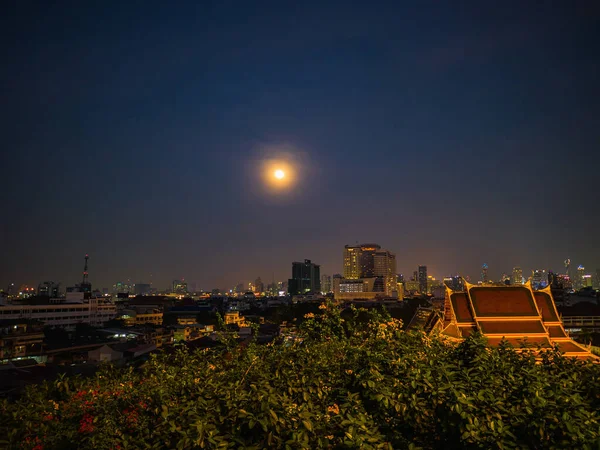 バンコクの街並みと満月の空 セーケット寺院タイの黄金の山からの眺めバンコク市内のランドマーク的な旅行先タイ — ストック写真