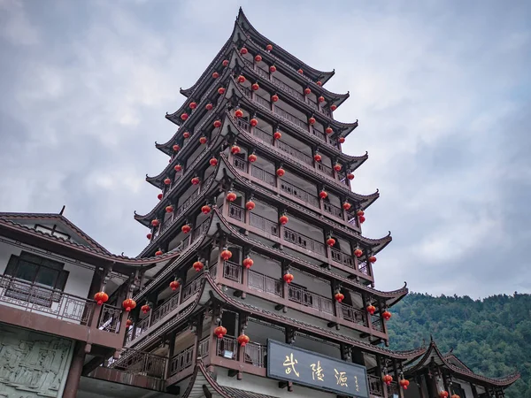 zhangjiajie / Çin - 14 Ekim 2018: Wulingyuan ulusal park kapısı Wulingyuan İlçesi Zhangjiajie şehrinde Zhangjiajie Ulusal Orman Parkı 'nda bulutlu güzel bir gökyüzü ve dağdır..