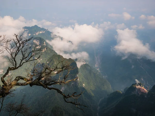 Tianmen Dağı 'ndan Çin' in Zhangjiajie şehrindeki berrak gökyüzü ile güzel bir manzara. Tianmen dağı Hunan zhangjiajie şehrinin varış noktası Çin.