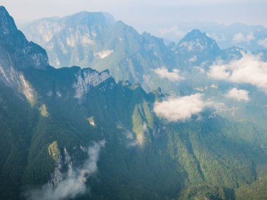 Çin 'in Zhangjiajie şehrinde berrak gökyüzü ile Tianmen dağının güzel manzarası Hunan zhangjiajie şehrinin seyahat noktasıdır.