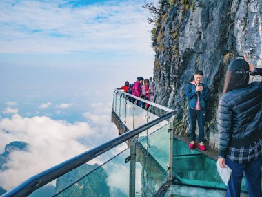 zhangjiajie / Çin - 15 Ekim 2018: Glass Cliff 'te Tanınmayan Turistler Zhangjiajie şehrinde Tianmen Dağı' nda yürüyorlar. Tianmen dağı Hunan zhangjiajie şehrinin Çin 'in seyahat noktası.
