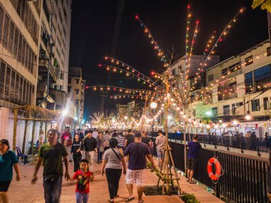 Bangkok / Tayland - 22 Kasım 2018: Tayland 'ın en önemli festivallerinden biri olan Loi Krathong Festivali' ne Khlong Ong Ang Kanalı 'ndaki Loi Krathong Festivali' ne gelenler