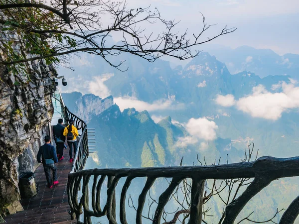 Çin 'in Zhangjiajie şehrindeki Tianmen Dağı' nda yabancı turistler. Hunan Zhangjiajie şehri Çin 'in seyahat noktası Tianmen dağı.