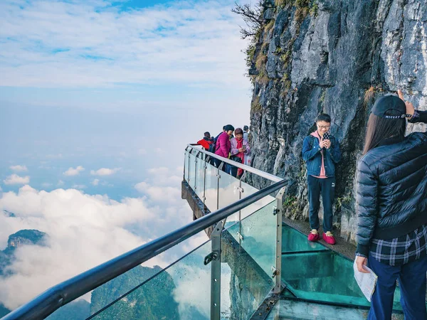 zhangjiajie / Çin - 15 Ekim 2018: Glass Cliff 'te Tanınmayan Turistler Zhangjiajie şehrinde Tianmen Dağı' nda yürüyorlar. Tianmen dağı Hunan zhangjiajie şehrinin Çin 'in seyahat noktası.