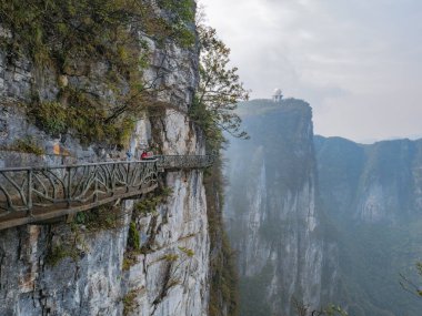 zhangjiajie / Çin - 15 Ekim 2018: Zhangjiajie şehrindeki Tianmen Dağı 'nda Meçhul Turistler.